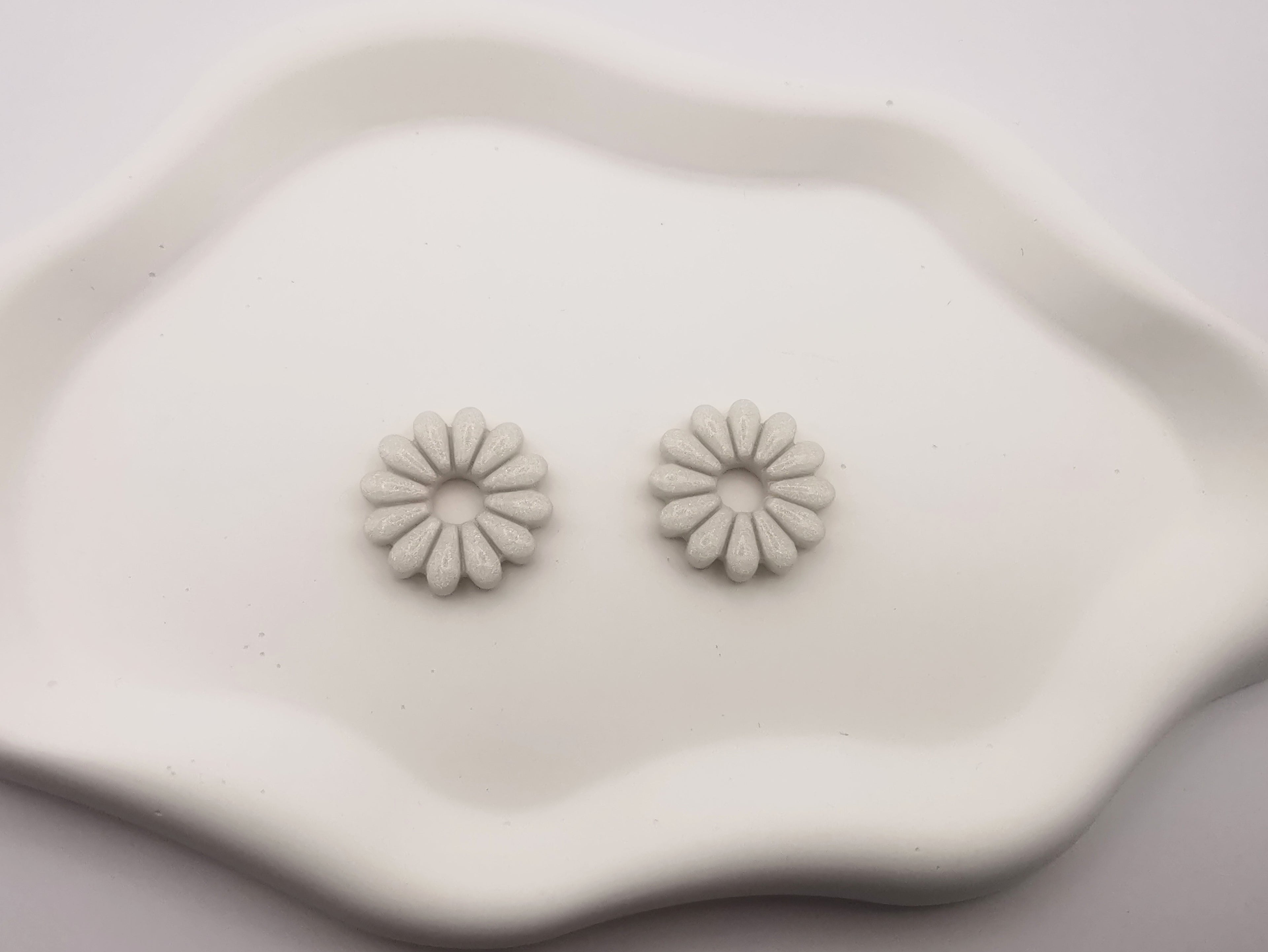Boucles d'Oreilles Marguerite blanche nacrée, Bijou Fait Main en France, Acier Inoxydable 304L