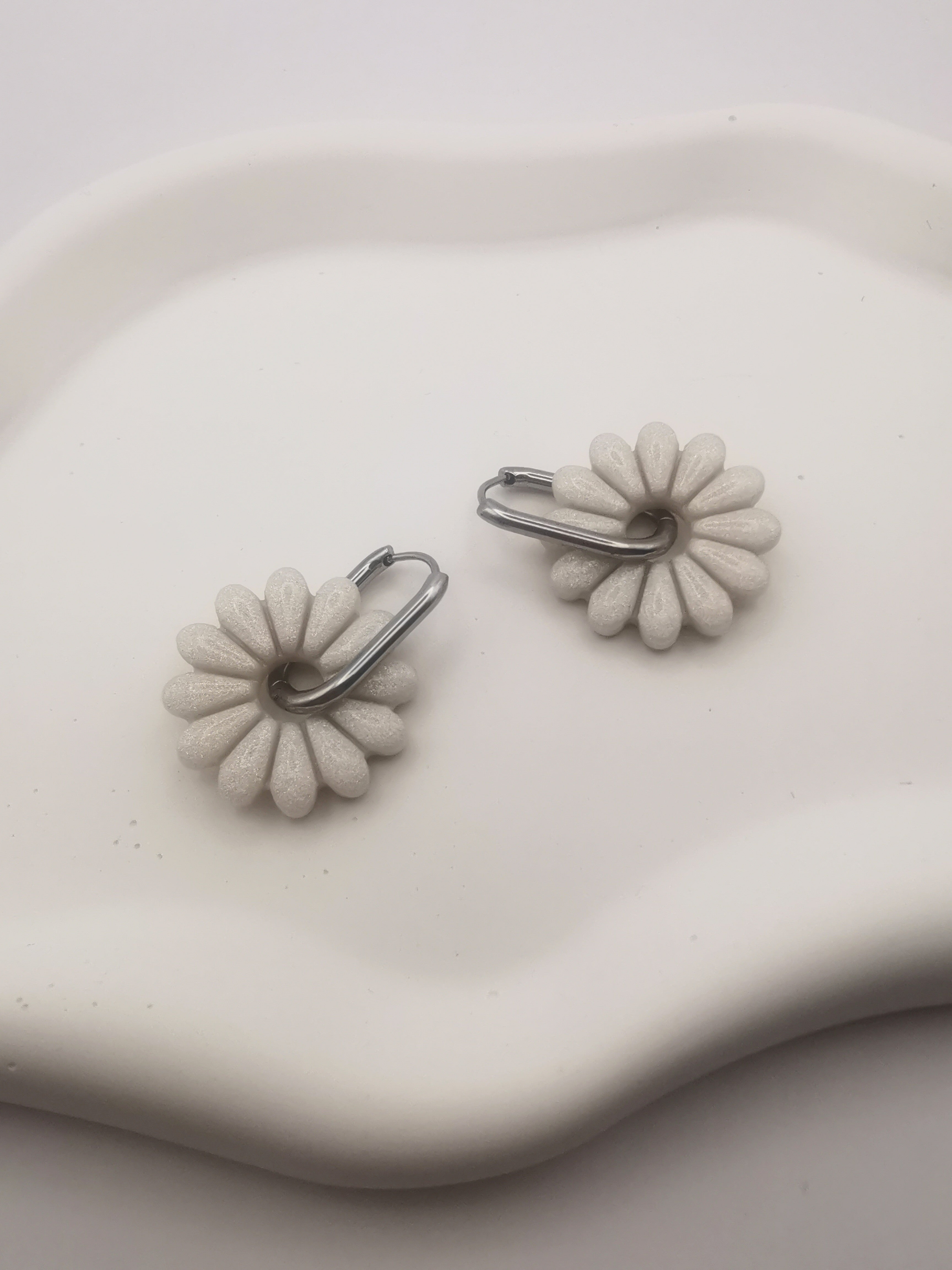 Boucles d'Oreilles Marguerite blanche nacrée, Bijou Fait Main en France, Acier Inoxydable 304L