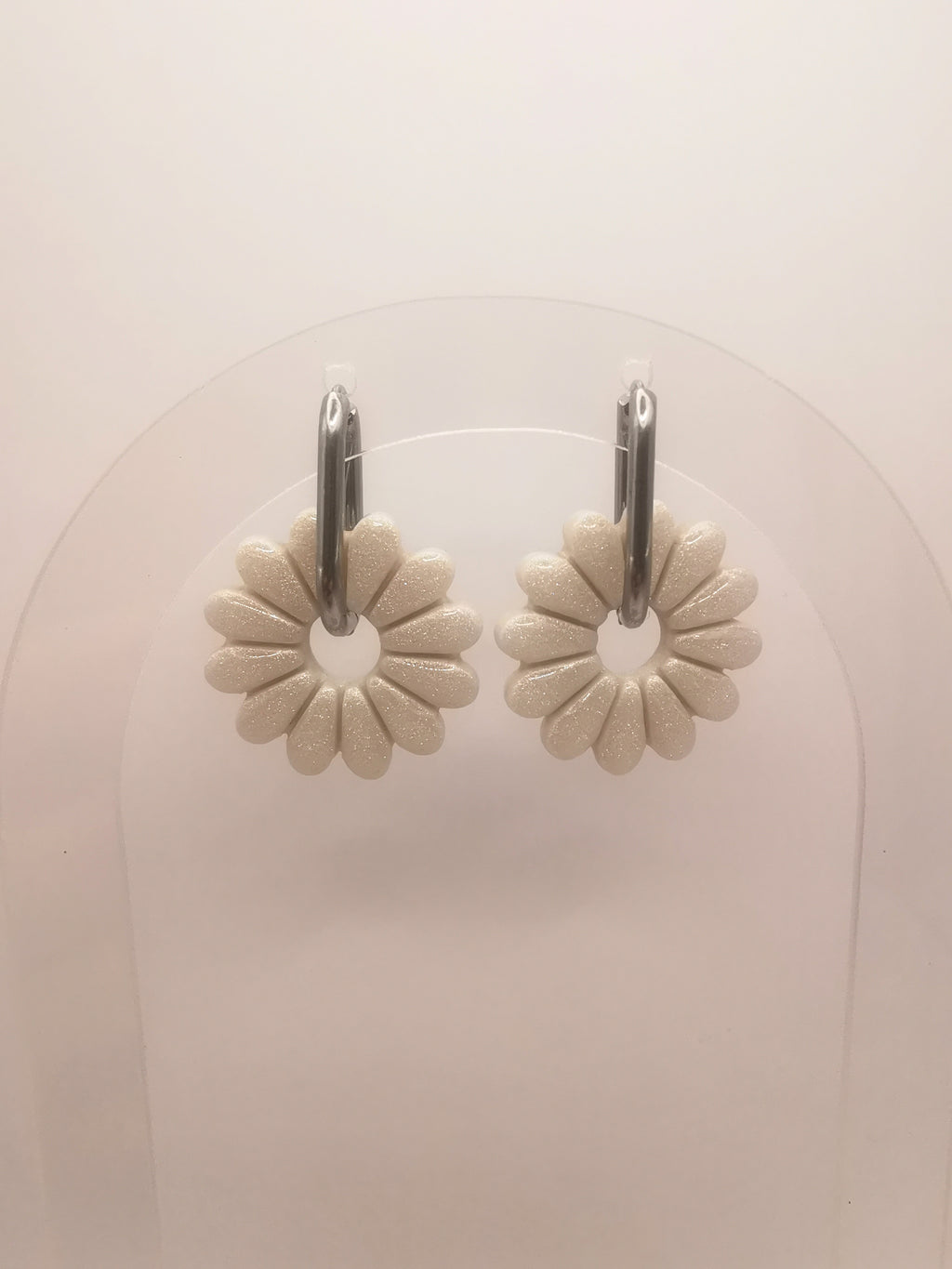 Boucles d'Oreilles Marguerite blanche nacrée, Bijou Fait Main en France, Acier Inoxydable 304L