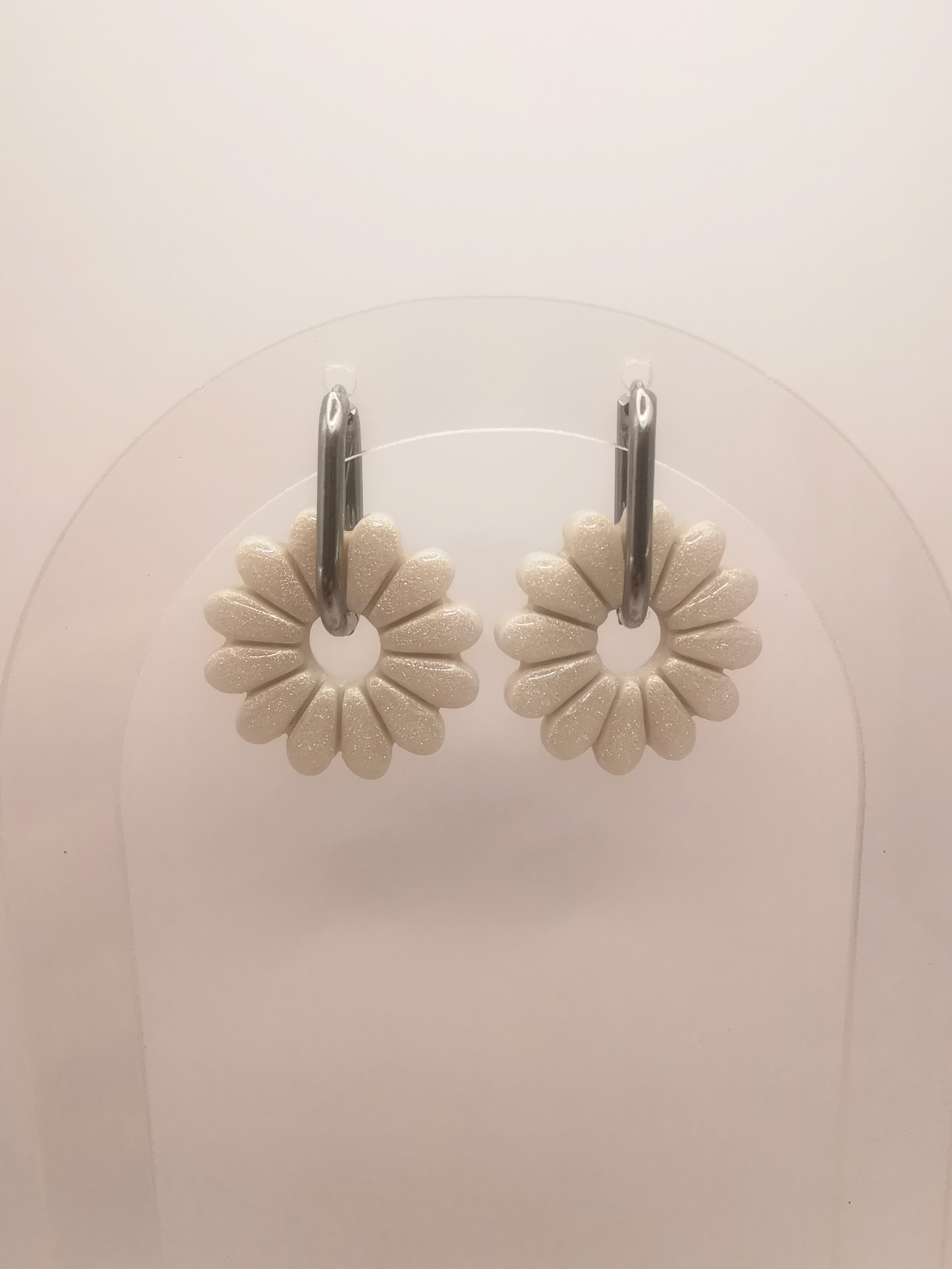 Boucles d'Oreilles Marguerite blanche nacrée, Bijou Fait Main en France, Acier Inoxydable 304L