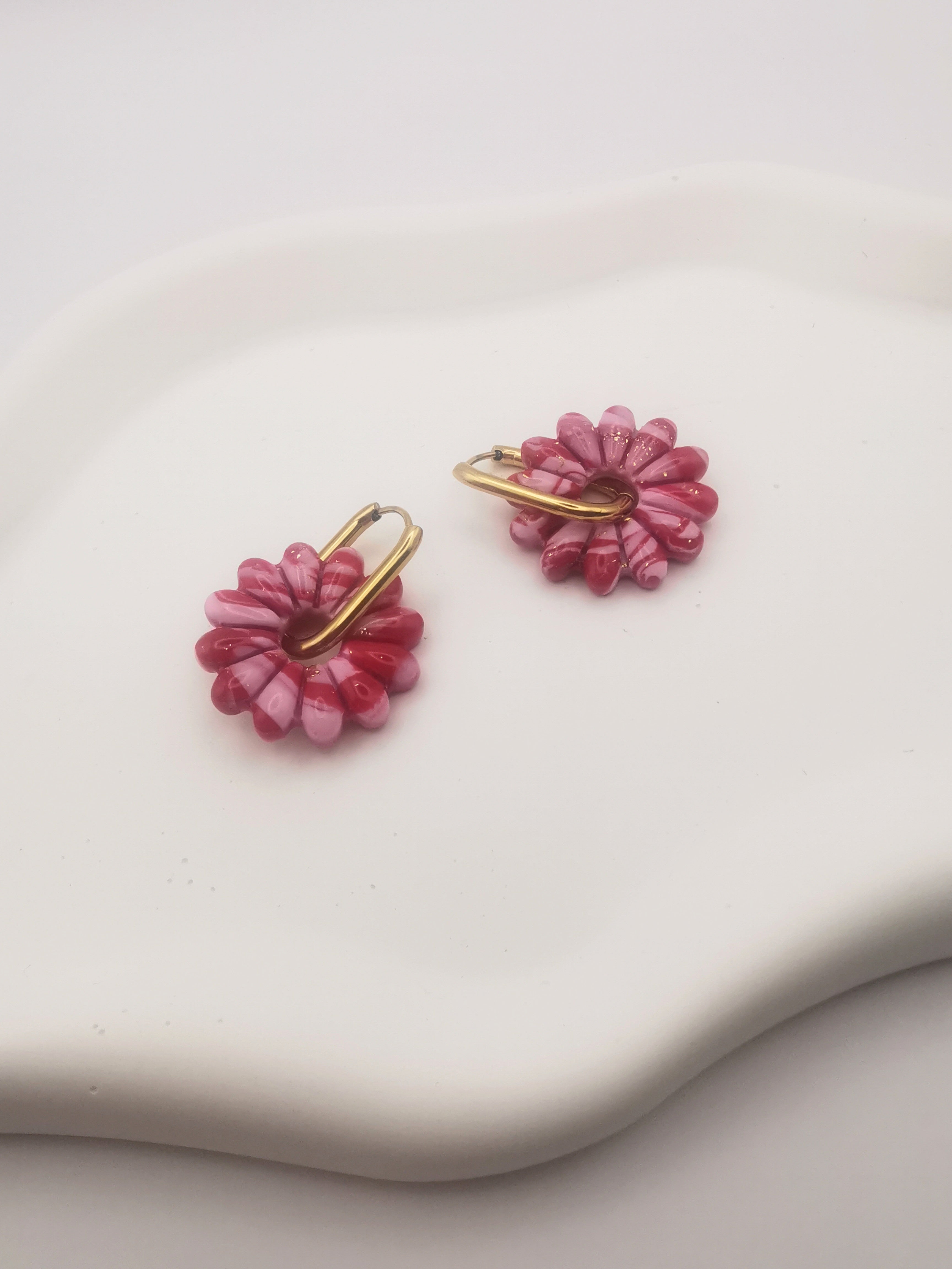 Boucles d'Oreilles Marguerite marbré Rouge/Rose et Or, Bijou Fait Main en France, Acier Inoxydable 304L