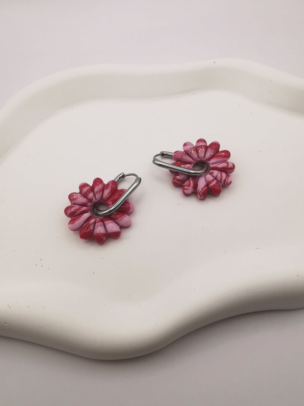 Boucles d'Oreilles Marguerite marbré Rouge/Rose et Or, Bijou Fait Main en France, Acier Inoxydable 304L
