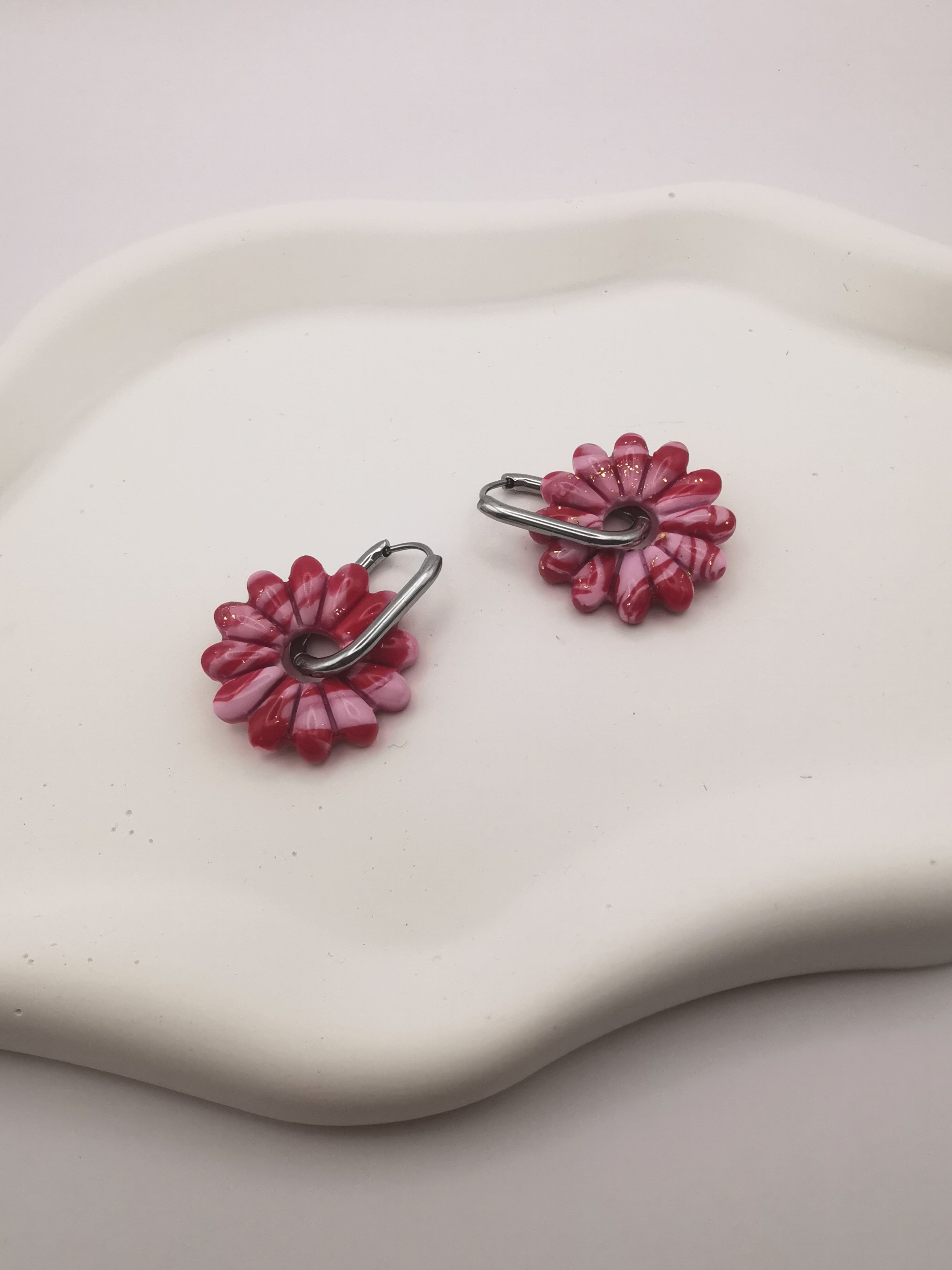 Boucles d'Oreilles Marguerite marbré Rouge/Rose et Or, Bijou Fait Main en France, Acier Inoxydable 304L