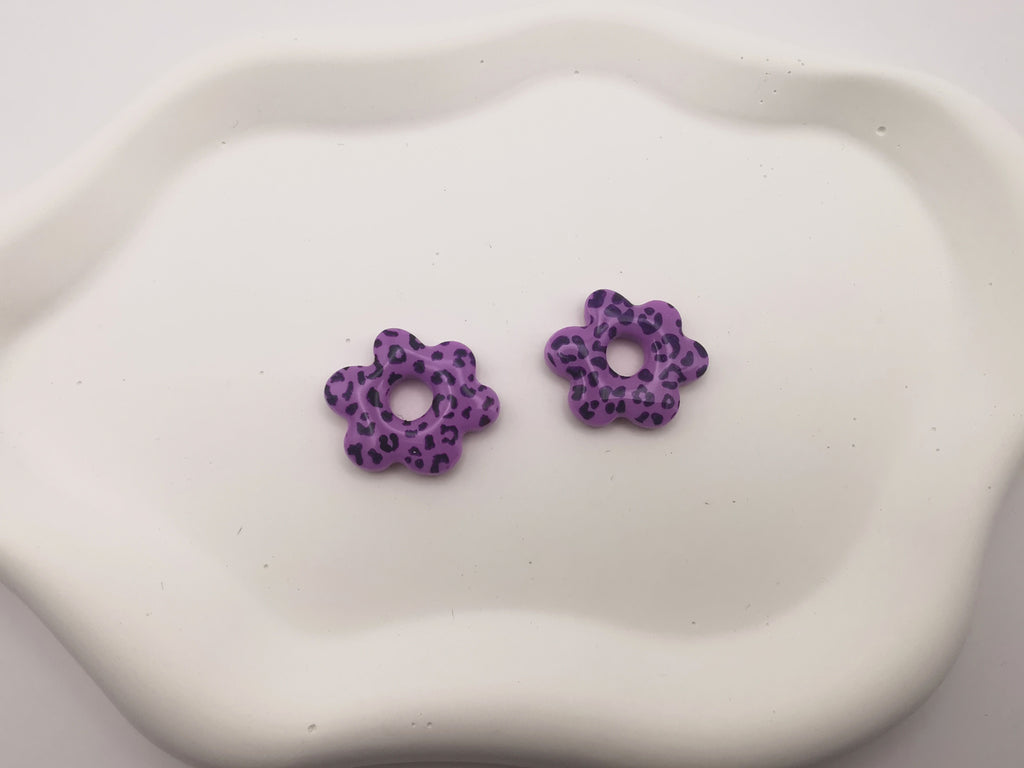 Boucles d'Oreilles Fleur léopard lilas, Bijou Fait Main en France, Acier Inoxydable 304L