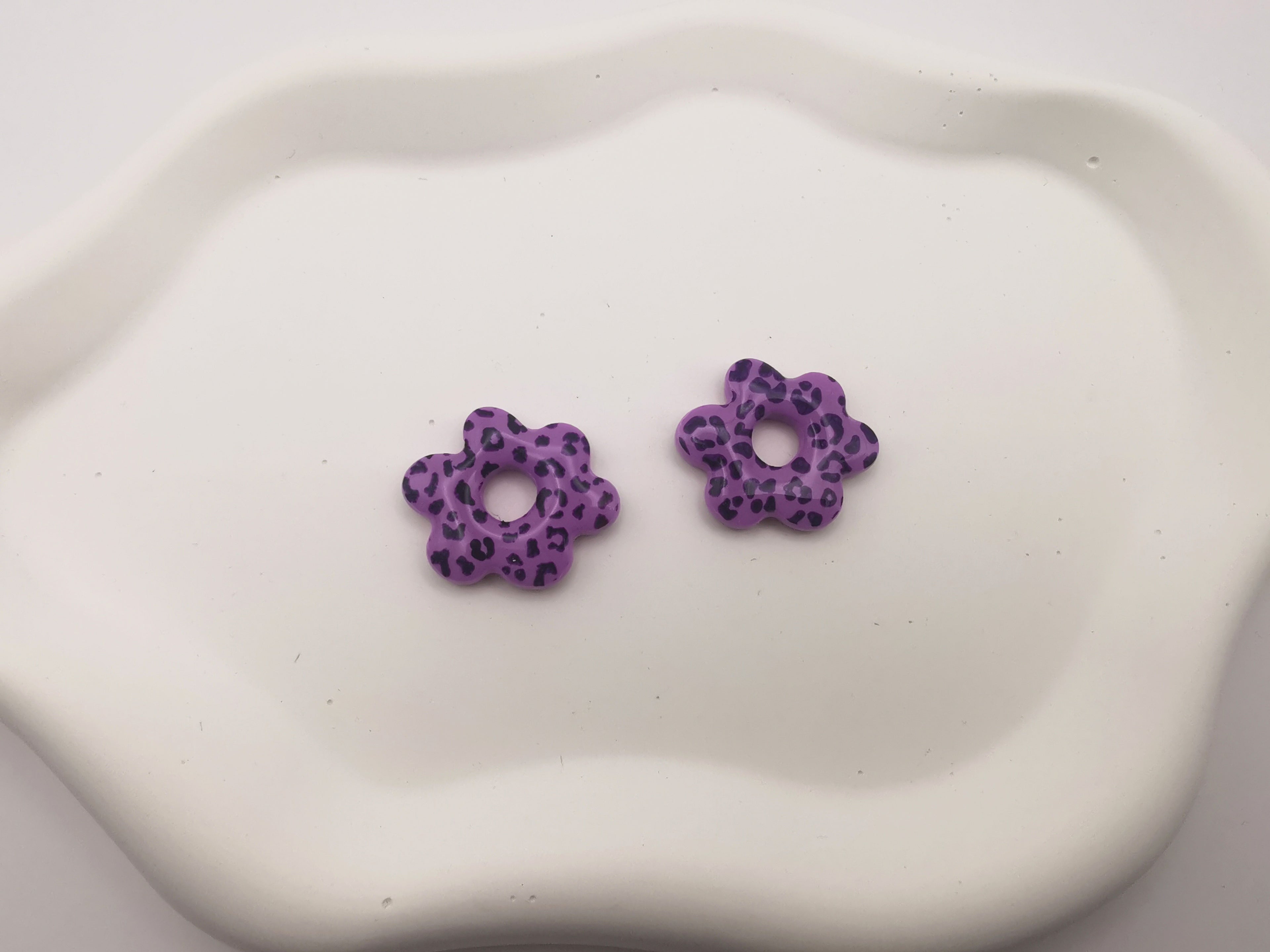 Boucles d'Oreilles Fleur léopard lilas, Bijou Fait Main en France, Acier Inoxydable 304L