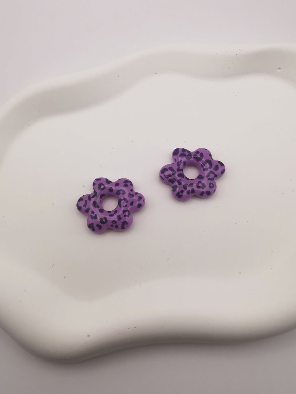 Boucles d'Oreilles Fleur léopard lilas, Bijou Fait Main en France, Acier Inoxydable 304L