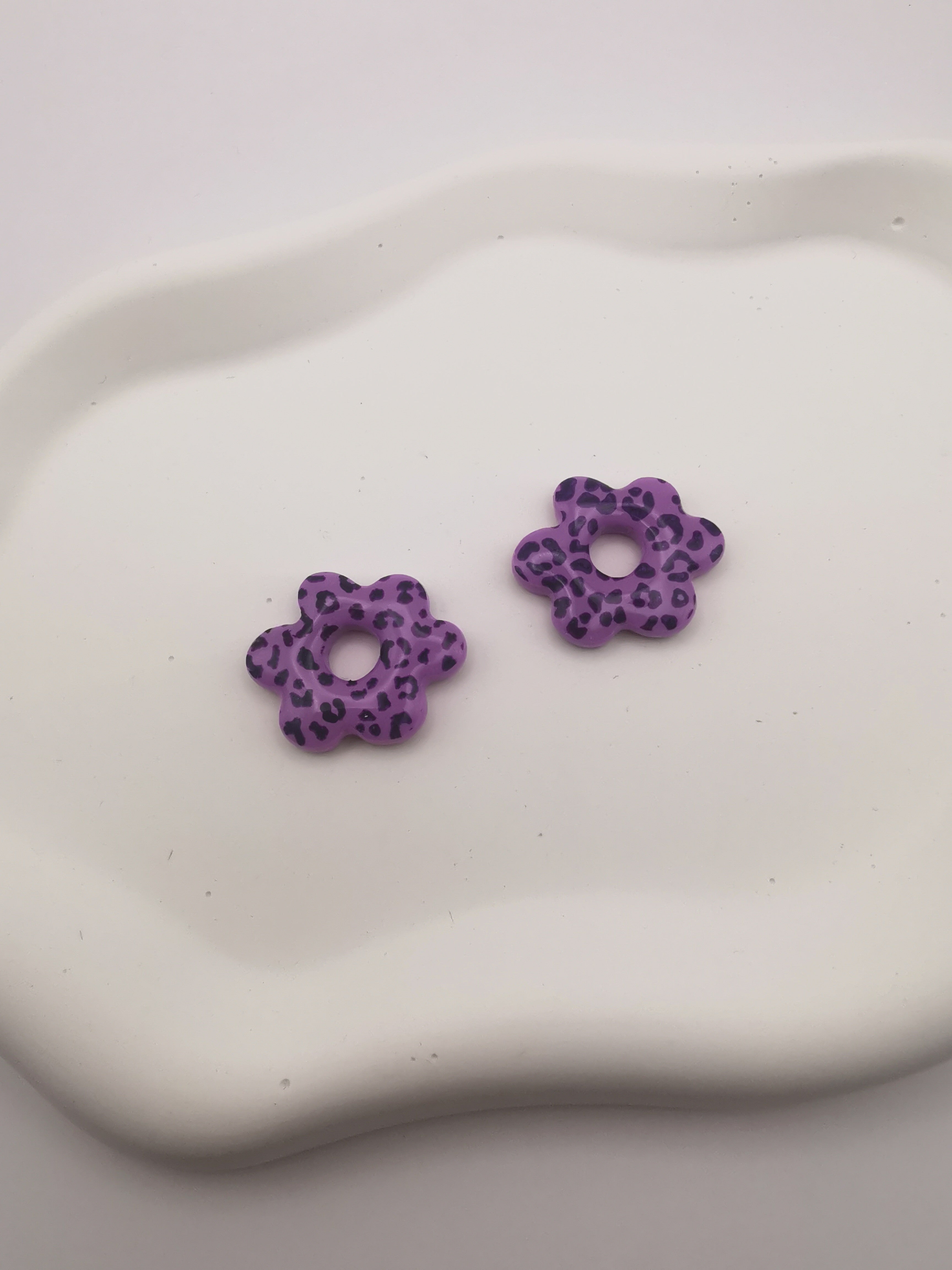 Boucles d'Oreilles Fleur léopard lilas, Bijou Fait Main en France, Acier Inoxydable 304L