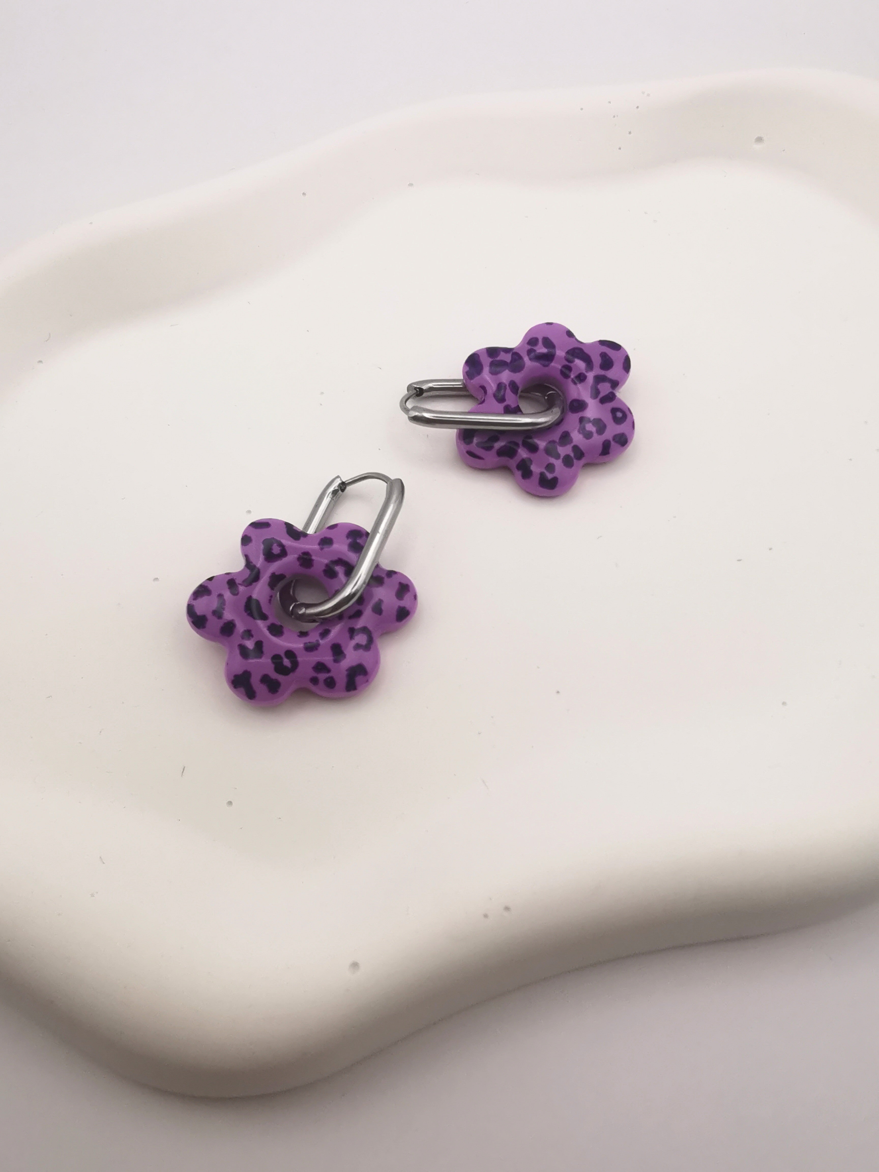 Boucles d'Oreilles Fleur léopard lilas, Bijou Fait Main en France, Acier Inoxydable 304L