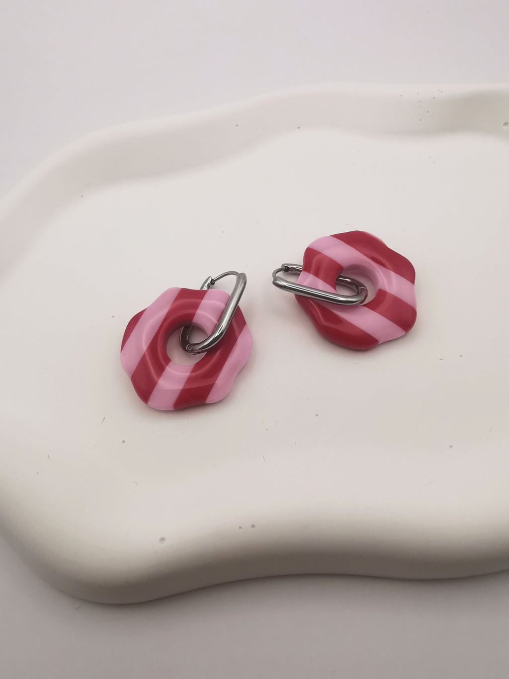 Boucles d'Oreilles Rondes "Wavy" rayées Rouge/Rose , Bijou Fait Main en France, Acier Inoxydable 304L