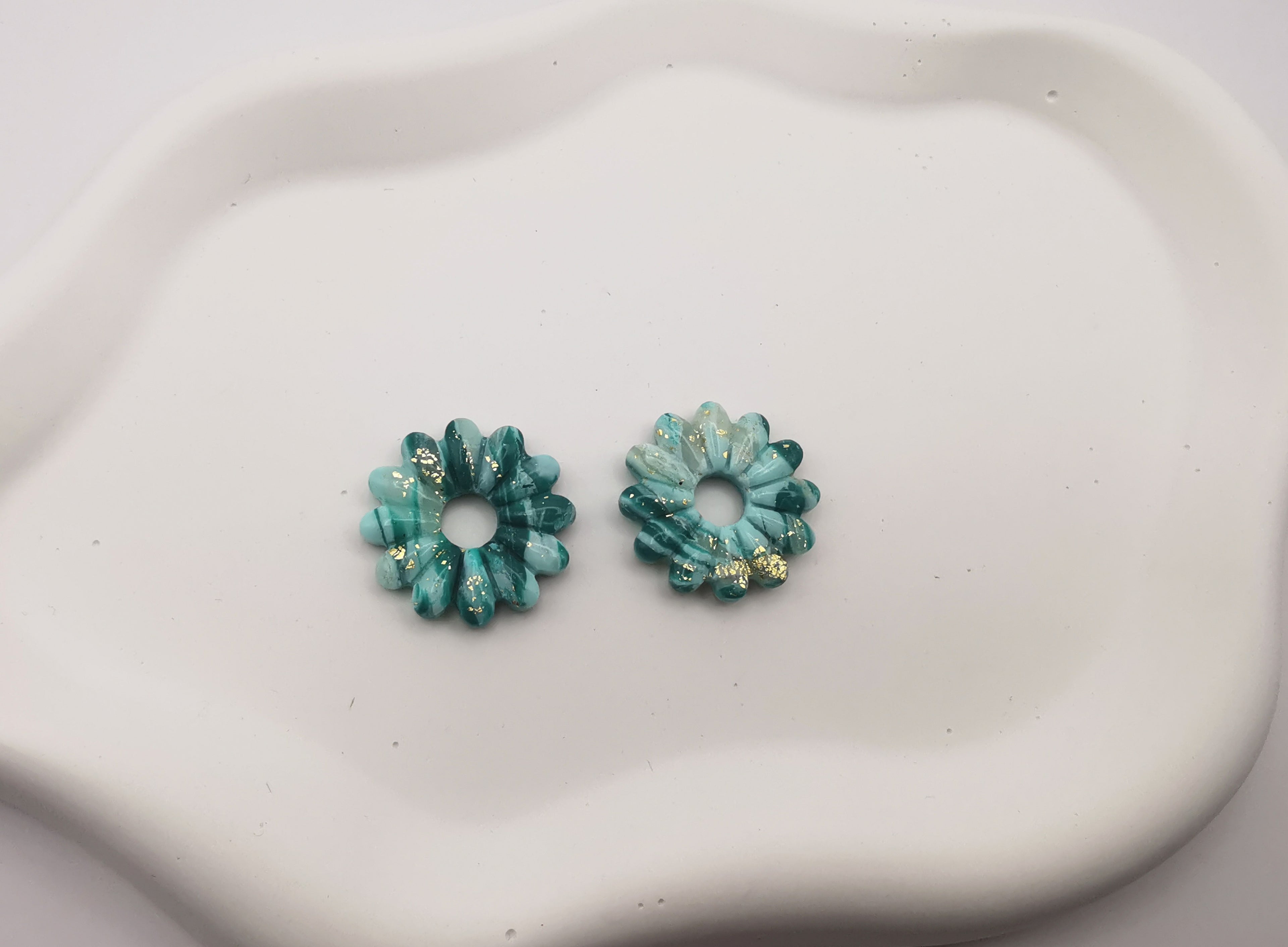 Boucles d'Oreilles Marguerite marbré émeraude/vert menthe et Or, Bijou Fait Main en France, Acier Inoxydable 304L