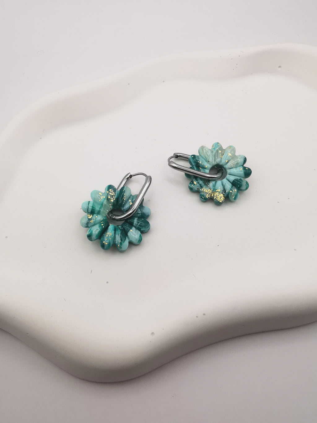 Boucles d'Oreilles Marguerite marbré émeraude/vert menthe et Or, Bijou Fait Main en France, Acier Inoxydable 304L