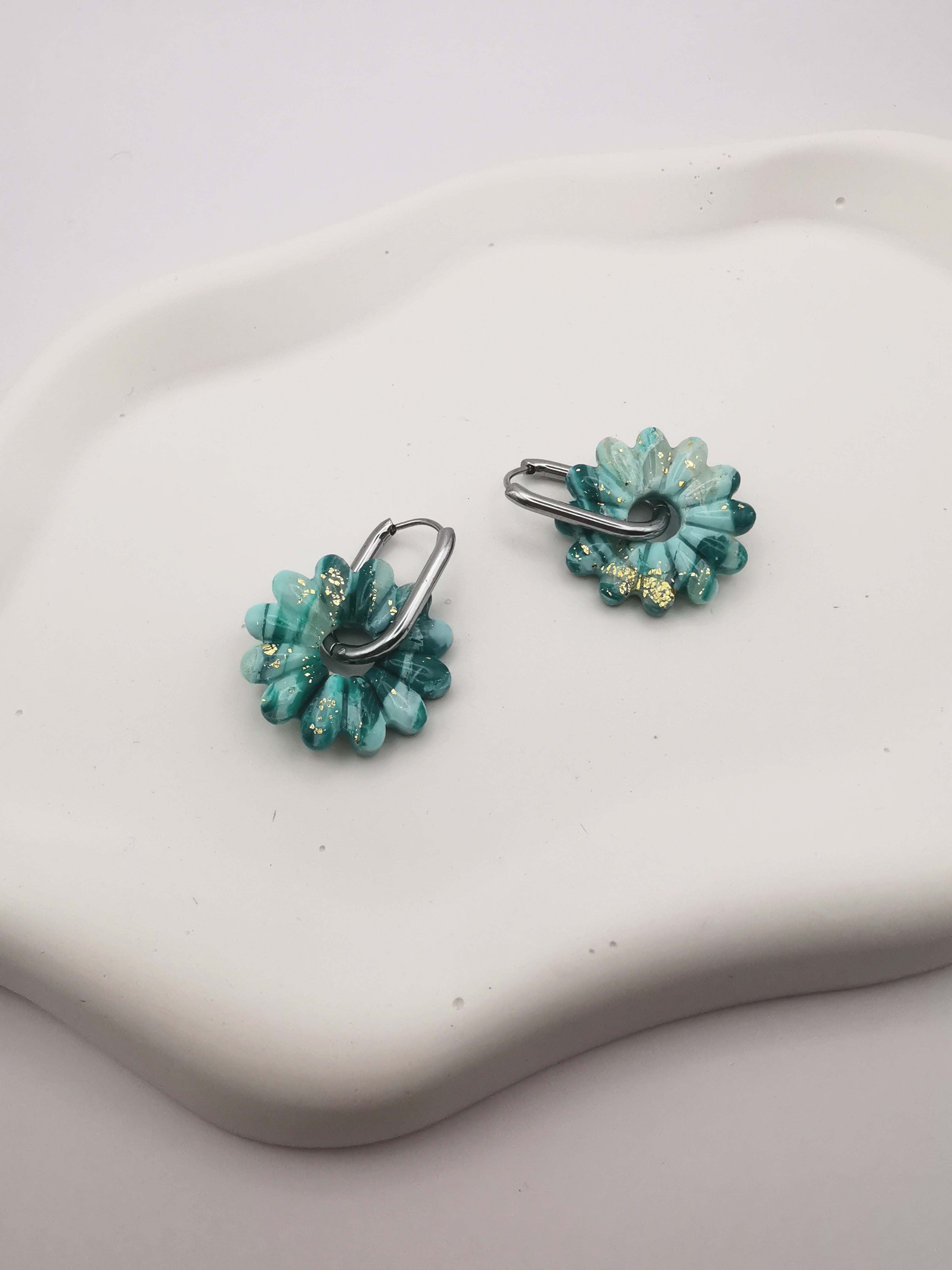 Boucles d'Oreilles Marguerite marbré émeraude/vert menthe et Or, Bijou Fait Main en France, Acier Inoxydable 304L