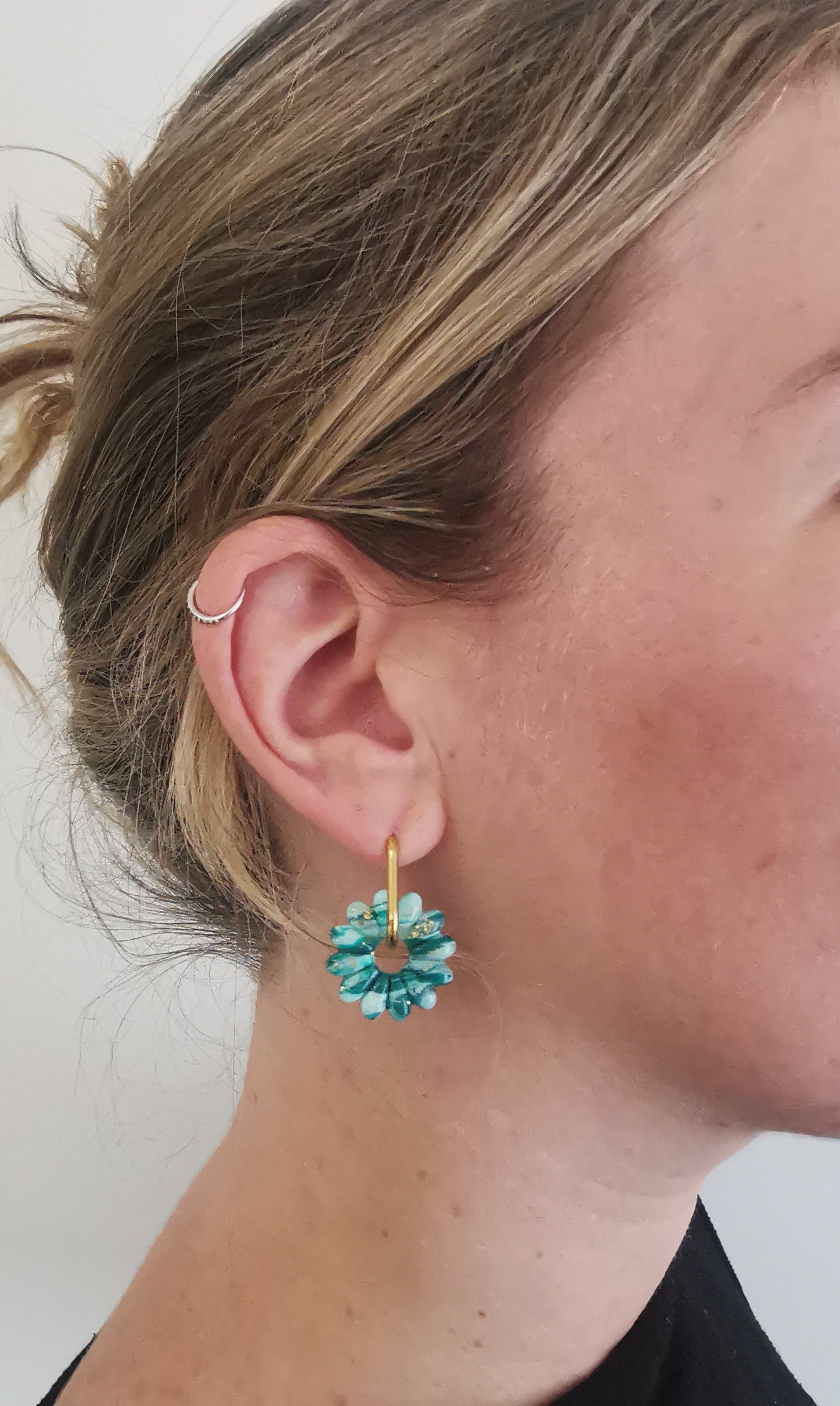 Boucles d'Oreilles Marguerite marbré émeraude/vert menthe et Or, Bijou Fait Main en France, Acier Inoxydable 304L