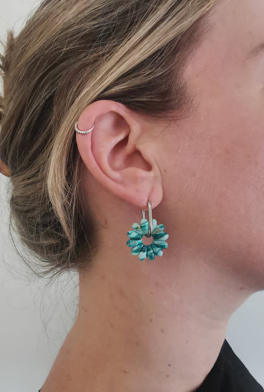 Boucles d'Oreilles Marguerite marbré émeraude/vert menthe et Or, Bijou Fait Main en France, Acier Inoxydable 304L
