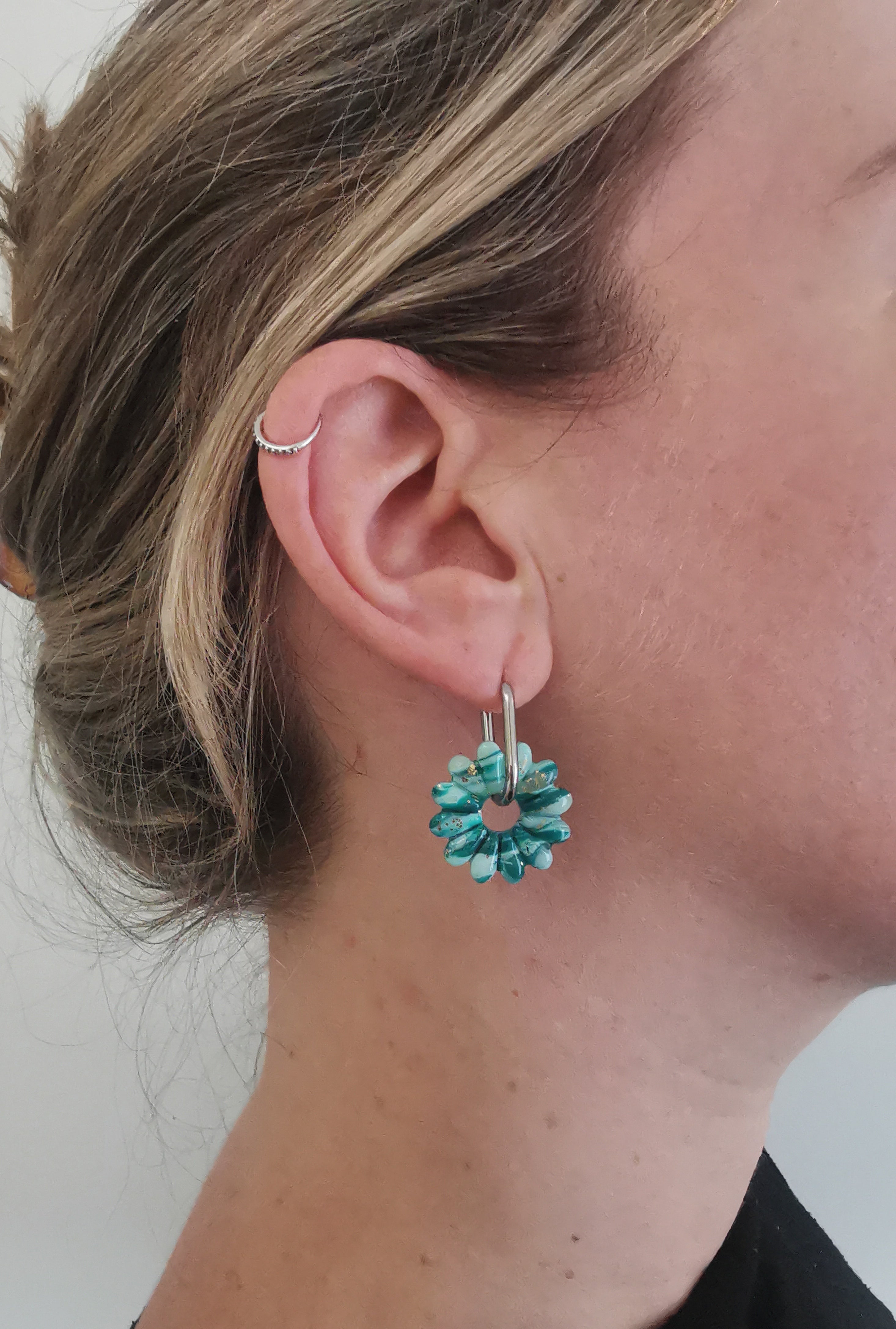 Boucles d'Oreilles Marguerite marbré émeraude/vert menthe et Or, Bijou Fait Main en France, Acier Inoxydable 304L
