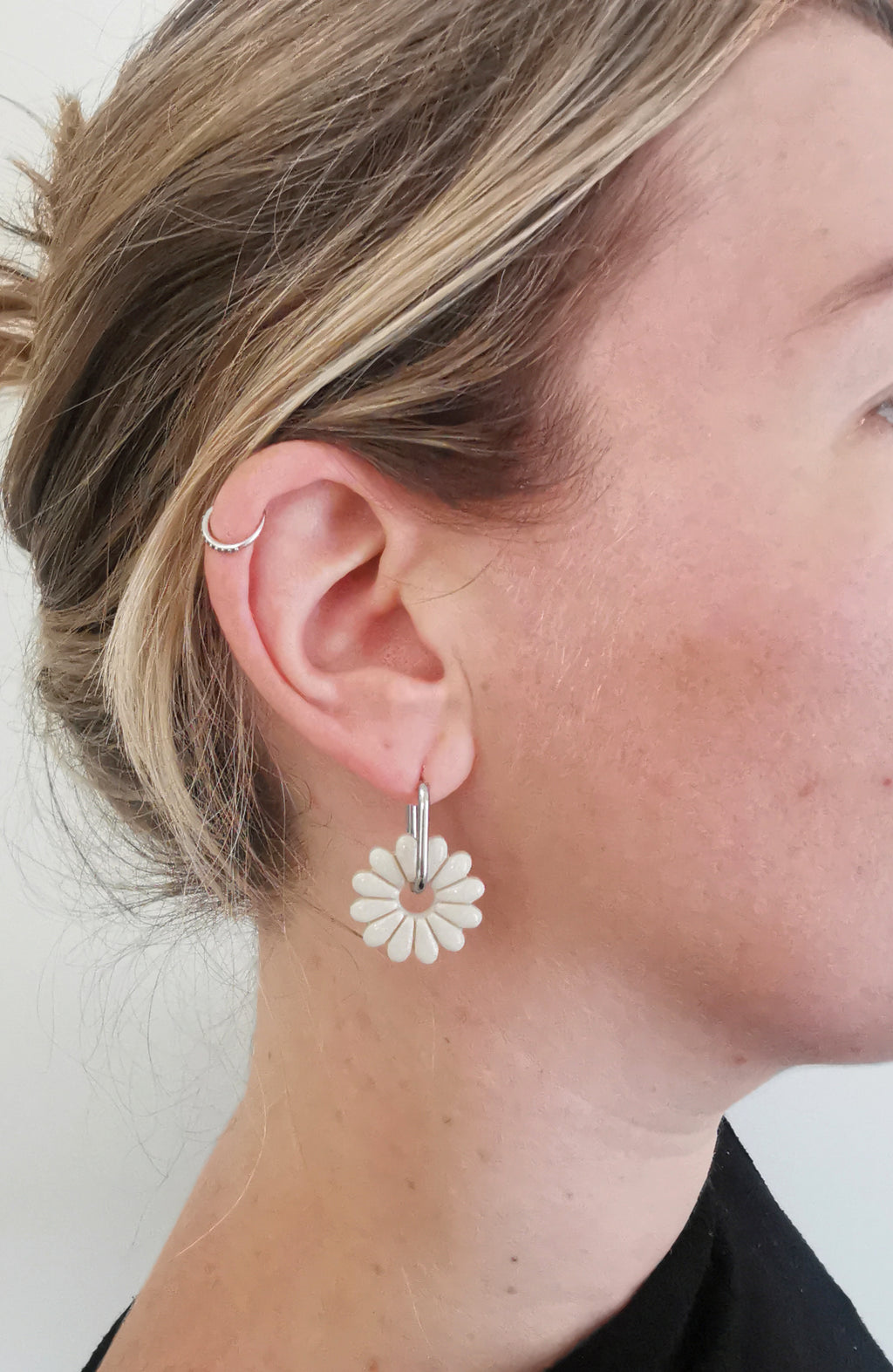 Boucles d'Oreilles Marguerite blanche nacrée, Bijou Fait Main en France, Acier Inoxydable 304L