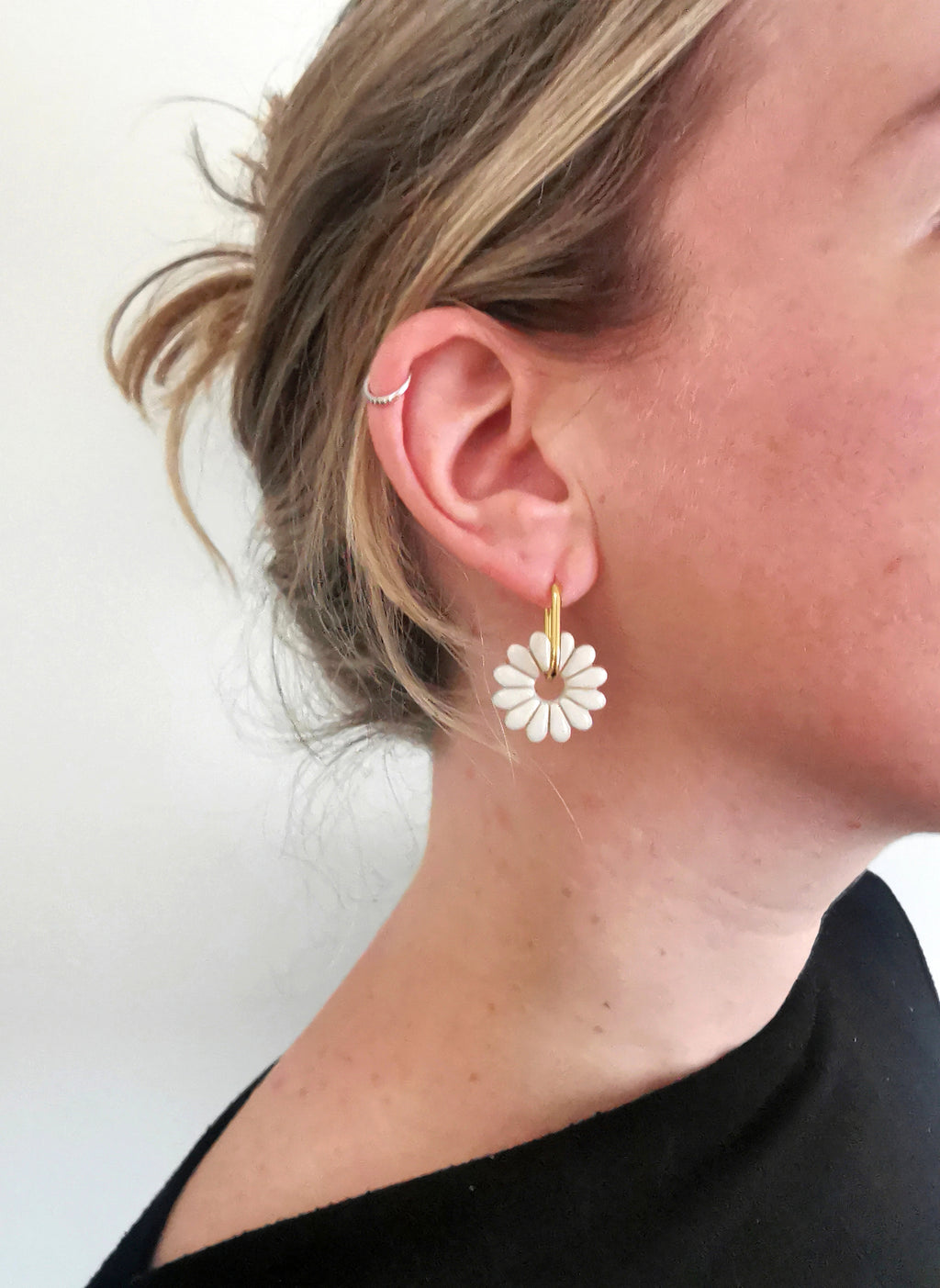 Boucles d'Oreilles Marguerite blanche nacrée, Bijou Fait Main en France, Acier Inoxydable 304L