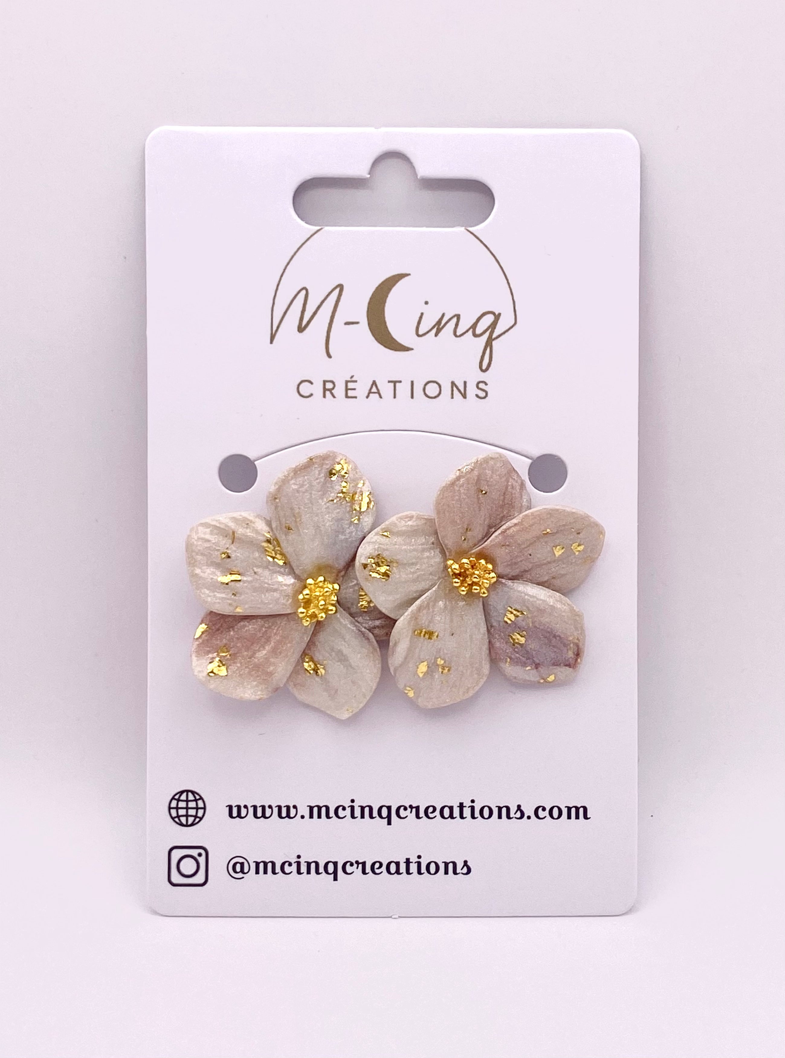 Boucles d'Oreilles Clous Fleurs Nacrées Blanches, Bronze avec Feuille d'Or, Acier Inoxydable