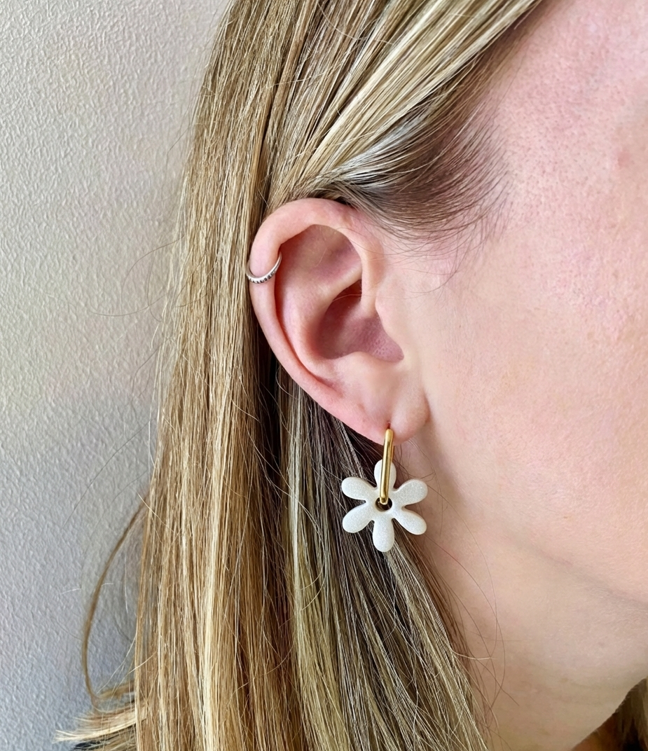 Boucles d'Oreilles blanche nacrée, Fleur pop , Bijou Fait Main en France