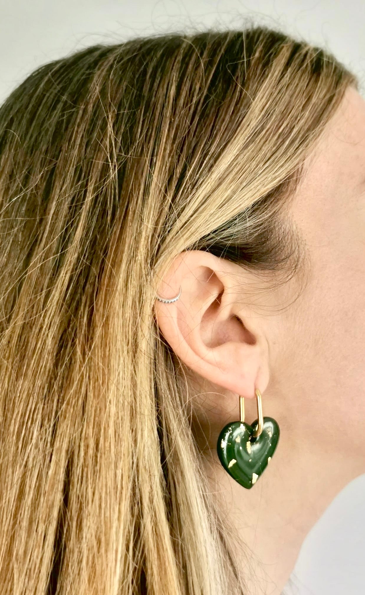 Boucle d'oreille vert olive coeur 